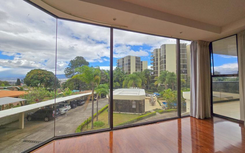 Apartamento de 3 habit. de 300 m2 y vista en Bello Horizonte Escazú