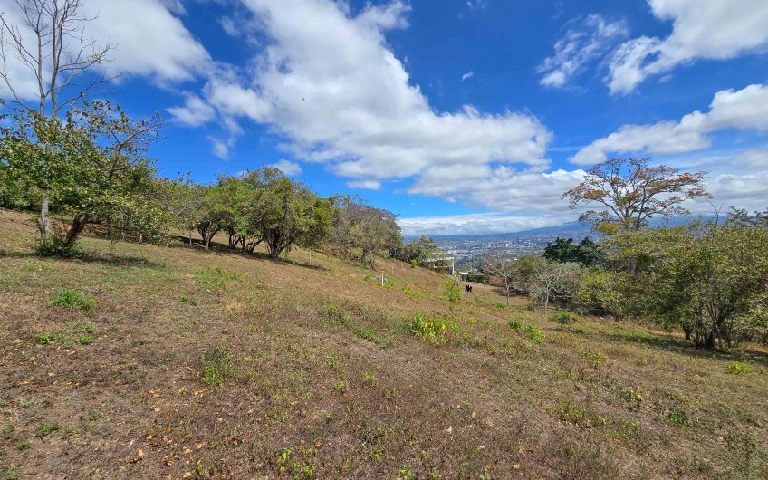 Lote de 1.489 m2 con vista panorámica en San Antonio de Escazú (Carrizal)