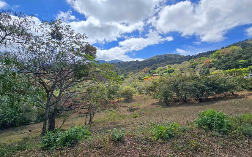 Lote de 1.489 m2 con vista panorámica en San Antonio de Escazú (Carrizal)