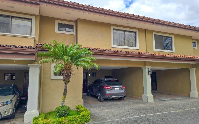 Casa en venta en condominio en Lindora Santa Ana / 4 habitaciones / piscina