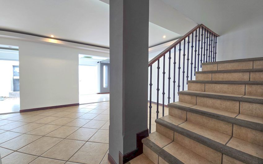 Casa en venta en condominio en Lindora Santa Ana / 4 habitaciones / piscina