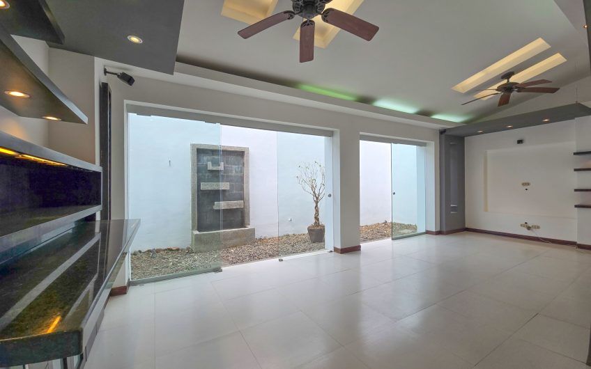 Casa en venta en condominio en Lindora Santa Ana / 4 habitaciones / piscina