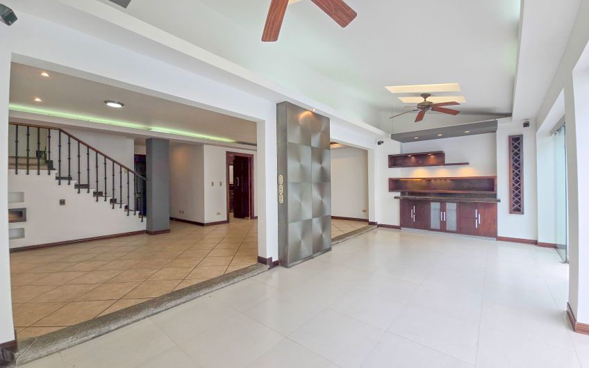 Casa en venta en condominio en Lindora Santa Ana / 4 habitaciones / piscina