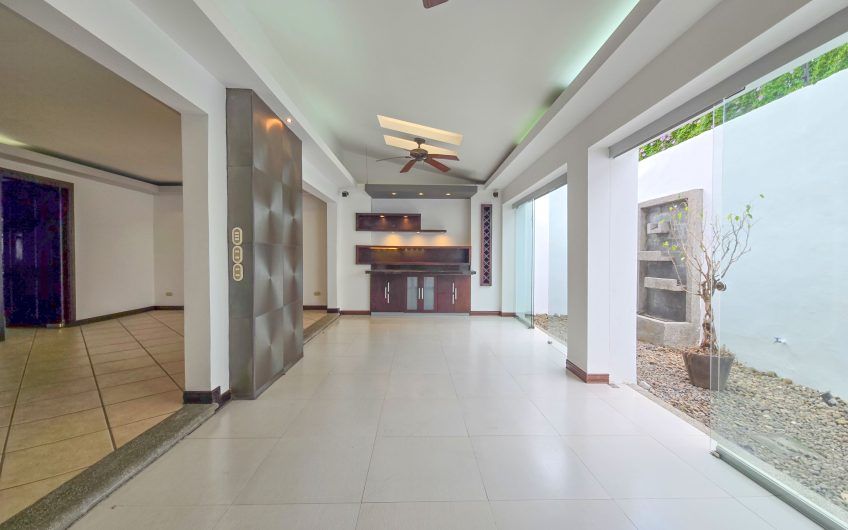 Casa en venta en condominio en Lindora Santa Ana / 4 habitaciones / piscina