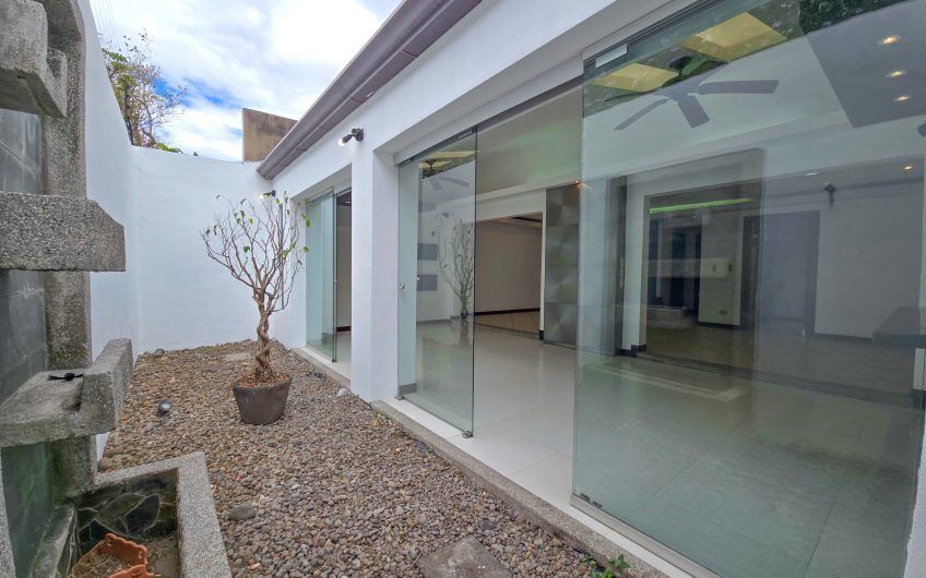 Casa en venta en condominio en Lindora Santa Ana / 4 habitaciones / piscina