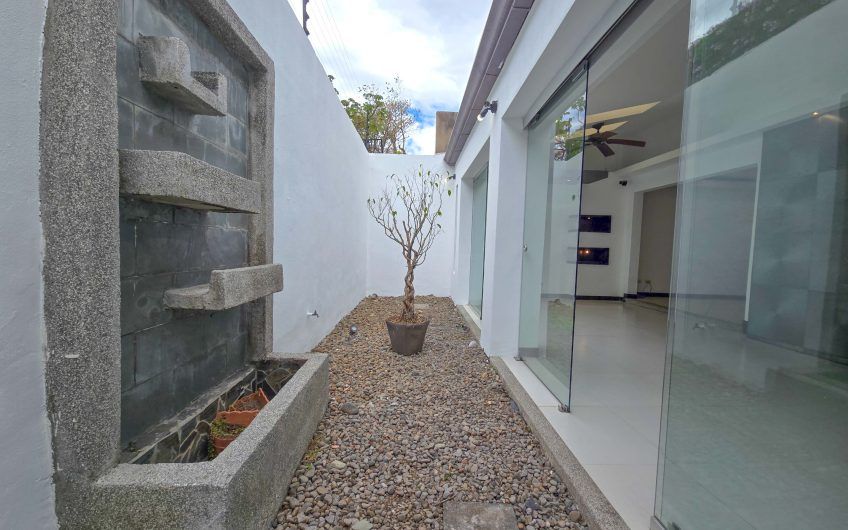 Casa en venta en condominio en Lindora Santa Ana / 4 habitaciones / piscina