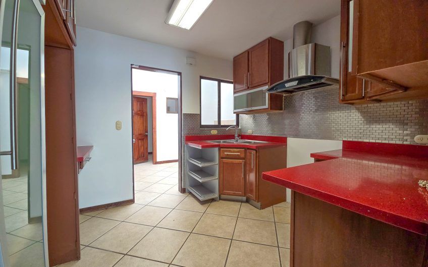 Casa en venta en condominio en Lindora Santa Ana / 4 habitaciones / piscina