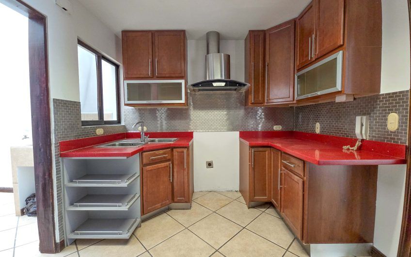 Casa en venta en condominio en Lindora Santa Ana / 4 habitaciones / piscina