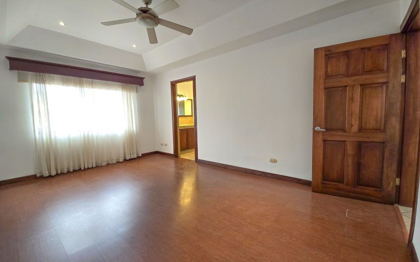 Casa en venta en condominio en Lindora Santa Ana / 4 habitaciones / piscina