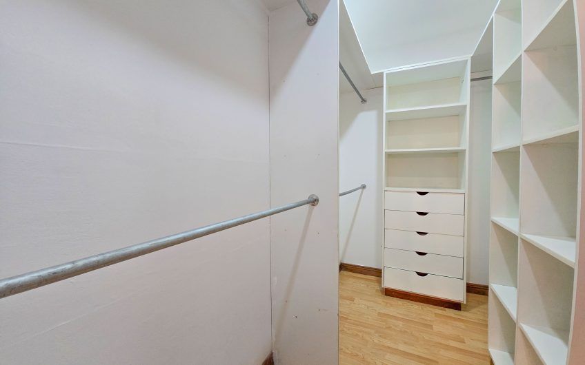 Casa en venta en condominio en Lindora Santa Ana / 4 habitaciones / piscina