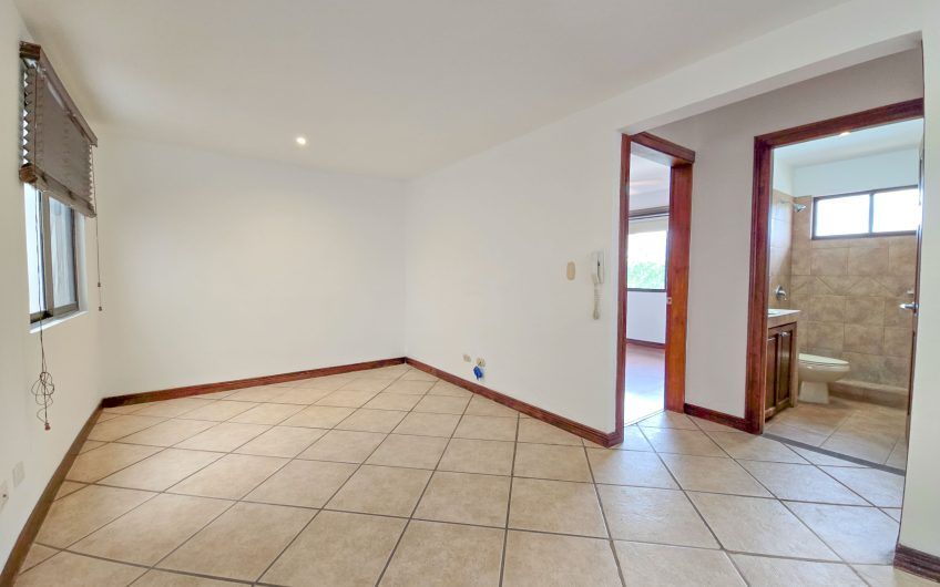 Casa en venta en condominio en Lindora Santa Ana / 4 habitaciones / piscina