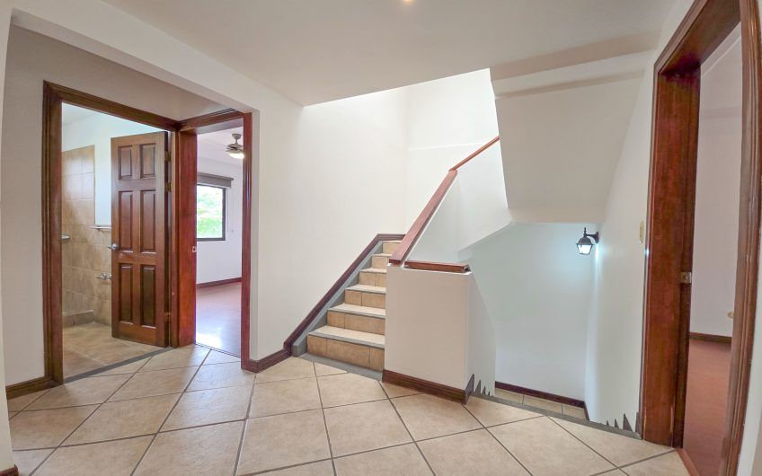 Casa en venta en condominio en Lindora Santa Ana / 4 habitaciones / piscina