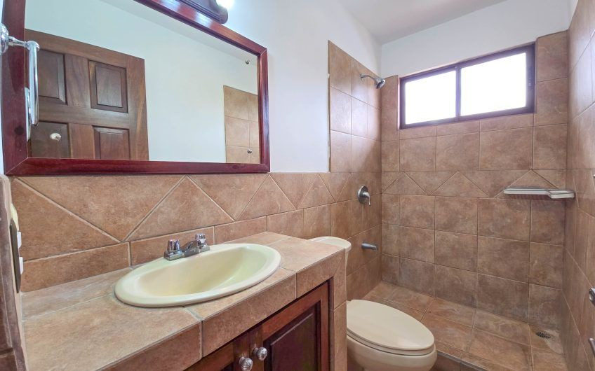 Casa en venta en condominio en Lindora Santa Ana / 4 habitaciones / piscina