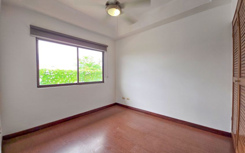 Casa en venta en condominio en Lindora Santa Ana / 4 habitaciones / piscina