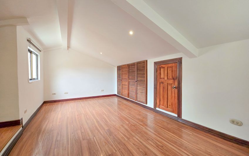 Casa en venta en condominio en Lindora Santa Ana / 4 habitaciones / piscina