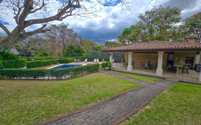 Casa en venta en condominio en Lindora Santa Ana / 4 habitaciones / piscina