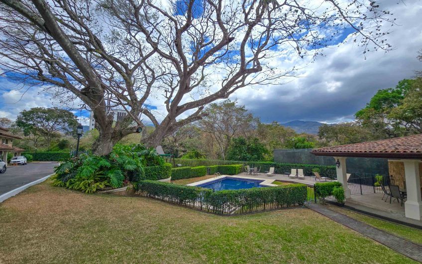 Casa en venta en condominio en Lindora Santa Ana / 4 habitaciones / piscina