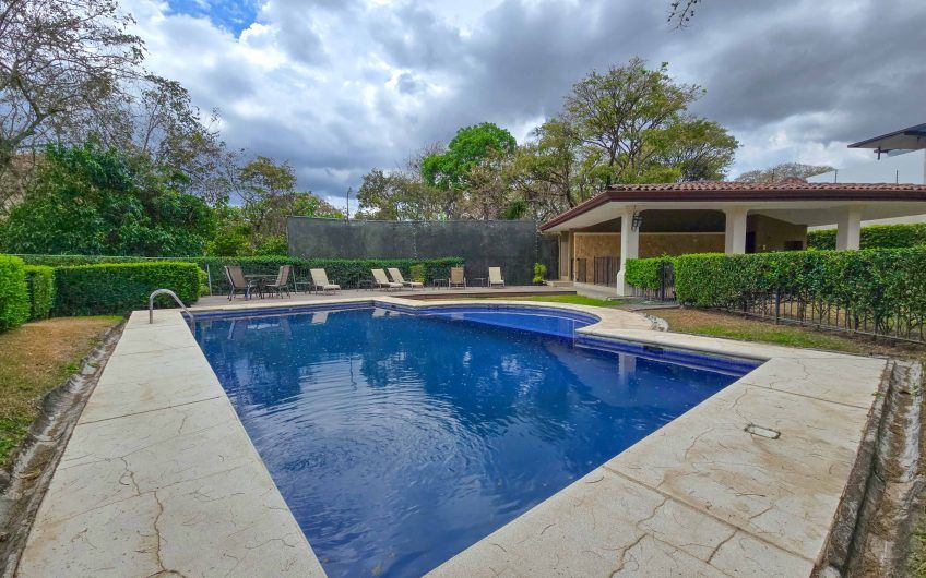 Casa en venta en condominio en Lindora Santa Ana / 4 habitaciones / piscina