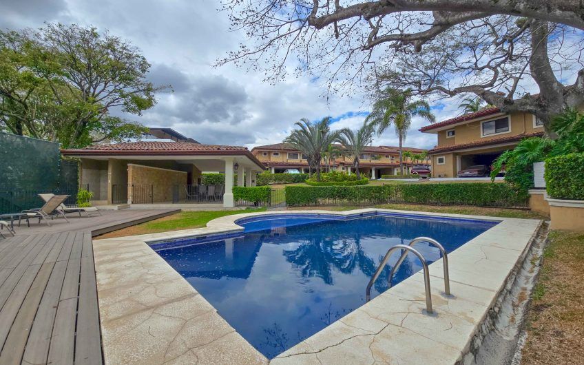 Casa en venta en condominio en Lindora Santa Ana / 4 habitaciones / piscina