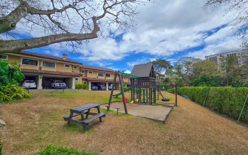 Casa en venta en condominio en Lindora Santa Ana / 4 habitaciones / piscina