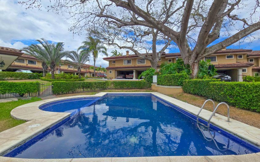 Casa en venta en condominio en Lindora Santa Ana / 4 habitaciones / piscina