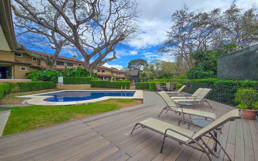 Casa en venta en condominio en Lindora Santa Ana / 4 habitaciones / piscina