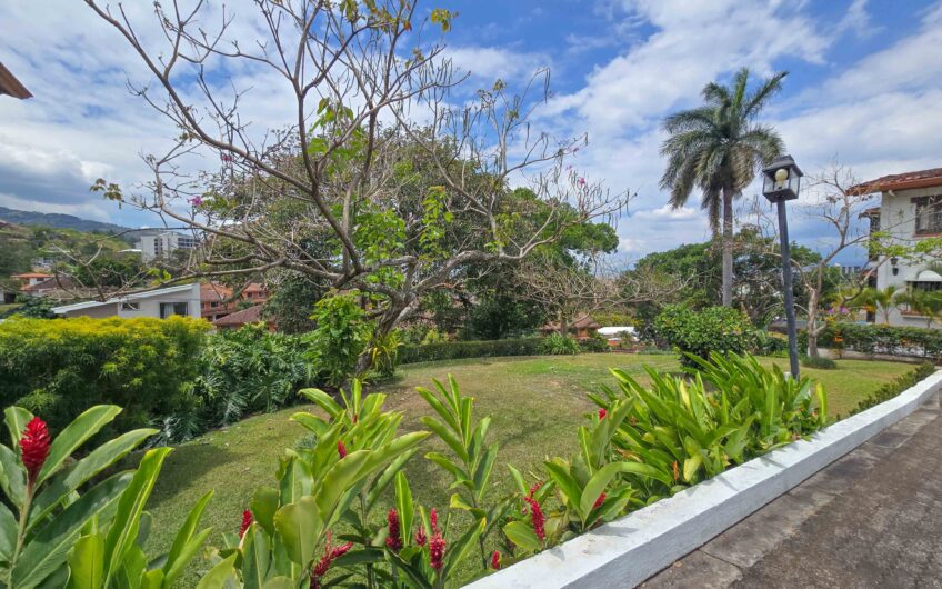 Apartamento con vista de 3 habit.+ de servicio Bello Horizonte Escazú