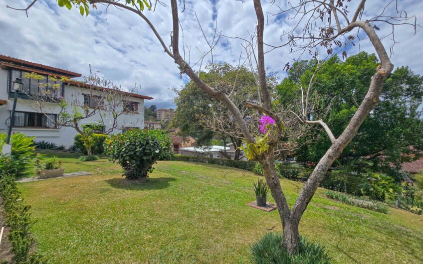 Apartamento con vista de 3 habit.+ de servicio Bello Horizonte Escazú