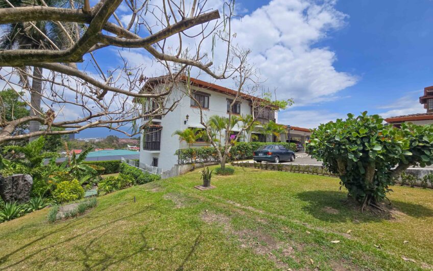 Apartamento con vista de 3 habit.+ de servicio Bello Horizonte Escazú