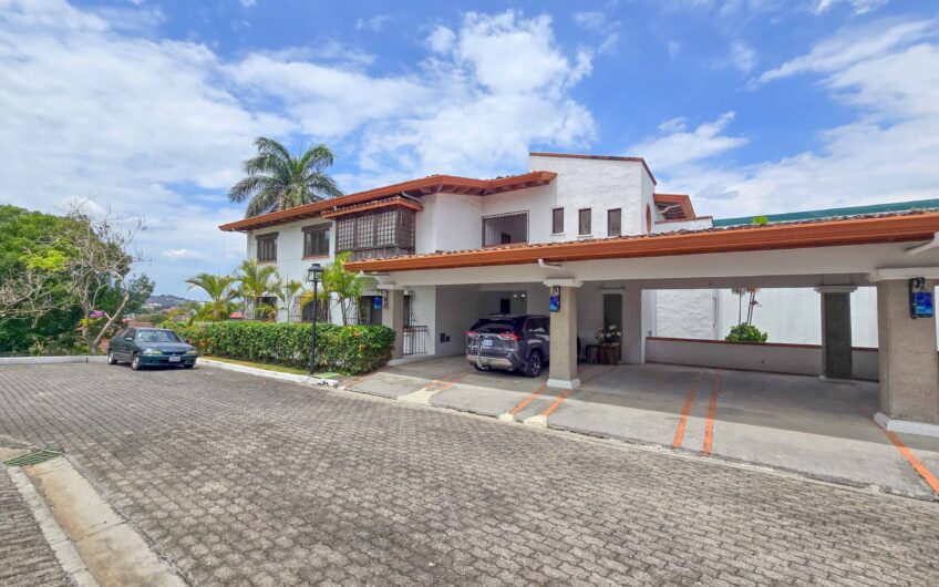 Apartamento con vista de 3 habit.+ de servicio Bello Horizonte Escazú