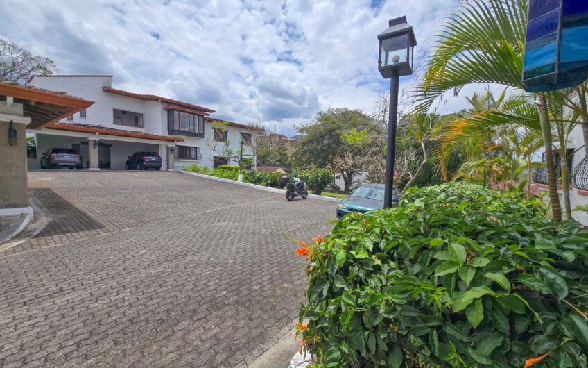 Apartamento con vista de 3 habit.+ de servicio Bello Horizonte Escazú