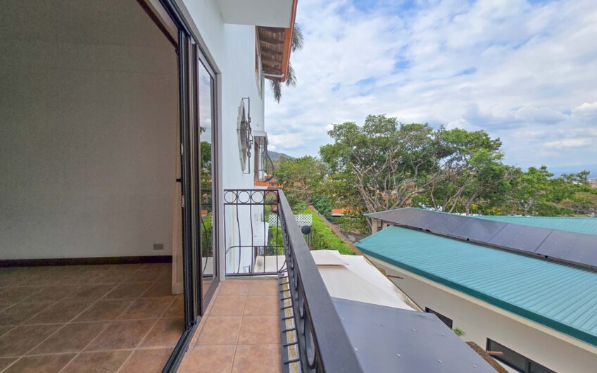 Apartamento con vista de 3 habit.+ de servicio Bello Horizonte Escazú