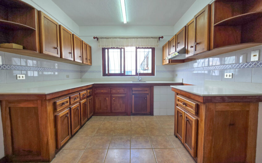 Apartamento con vista de 3 habit.+ de servicio Bello Horizonte Escazú