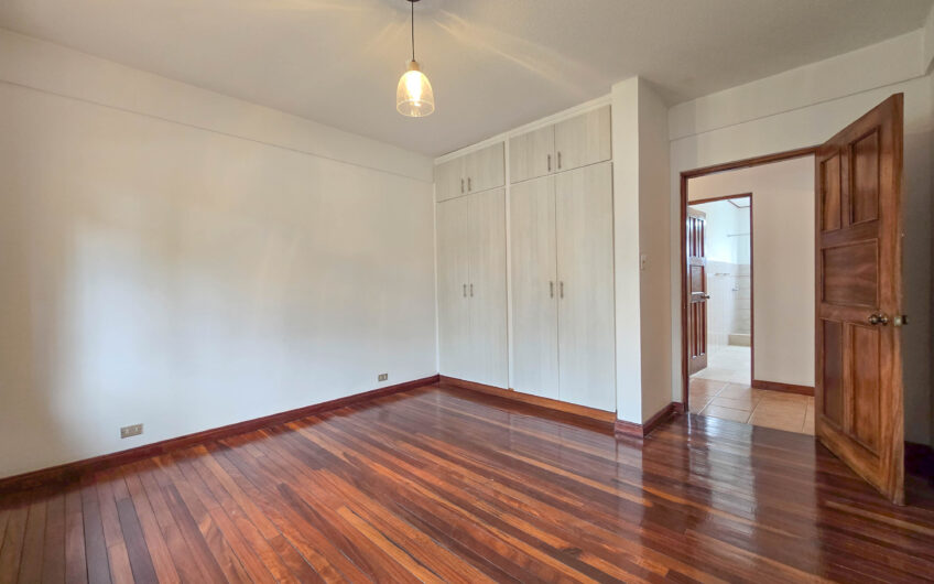 Apartamento con vista de 3 habit.+ de servicio Bello Horizonte Escazú