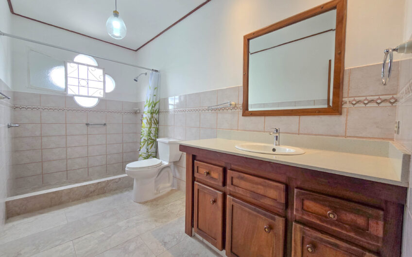 Apartamento con vista de 3 habit.+ de servicio Bello Horizonte Escazú