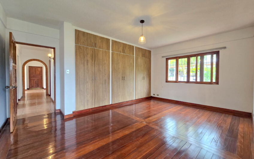 Apartamento con vista de 3 habit.+ de servicio Bello Horizonte Escazú