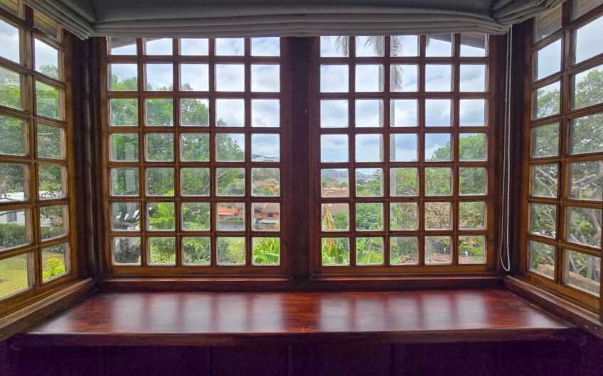 Apartamento con vista de 3 habit.+ de servicio Bello Horizonte Escazú