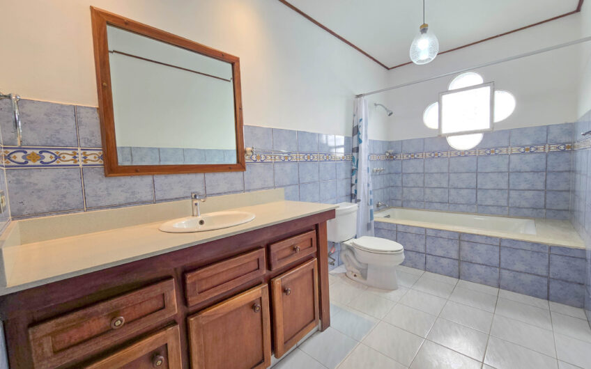 Apartamento con vista de 3 habit.+ de servicio Bello Horizonte Escazú