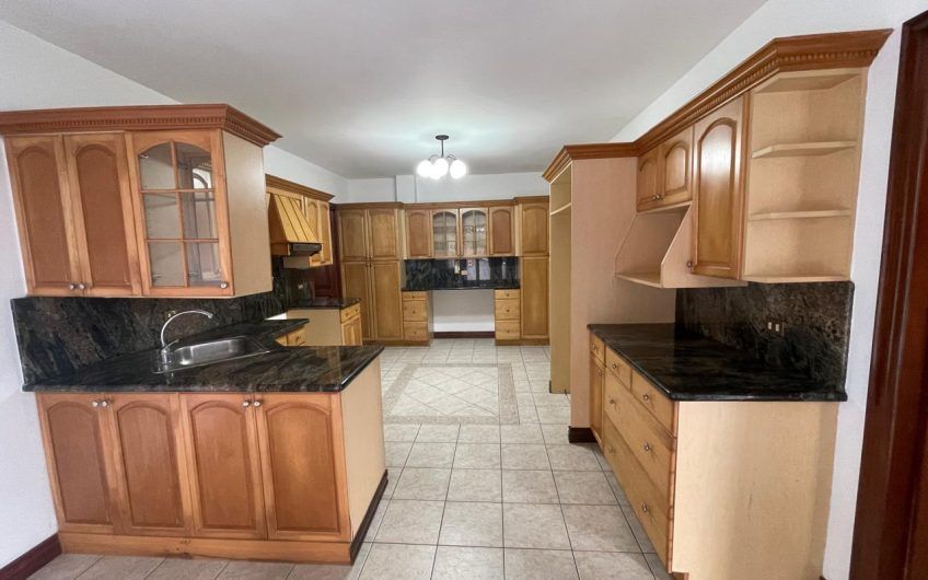 Villa Real Santa Ana! Condo de Un Nivel con full vistas