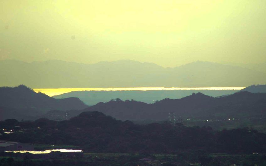 Villa Real Santa Ana! Condo de Un Nivel con full vistas