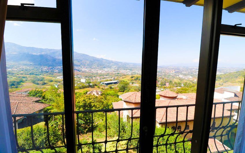 Villa Real Santa Ana! Condo de Un Nivel con full vistas