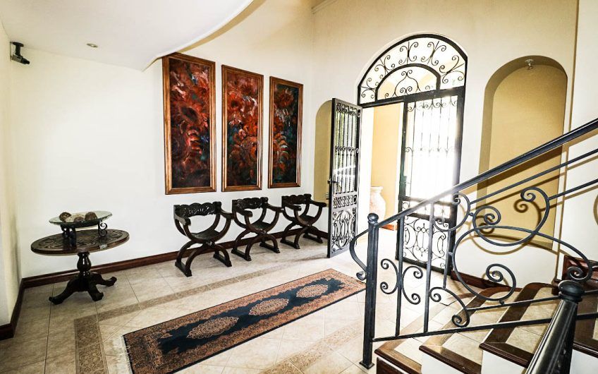 Villa Real Santa Ana! Condo de Un Nivel con full vistas