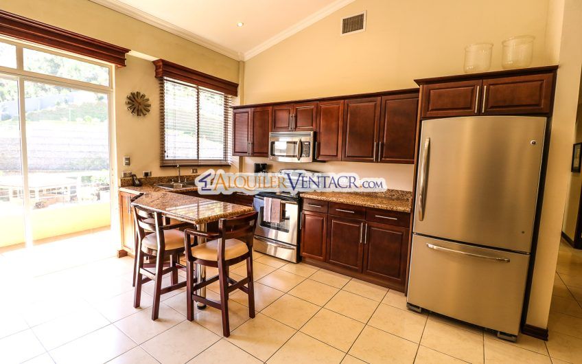 Penthouse amueblado de 2 habit. en San Rafael Escazú