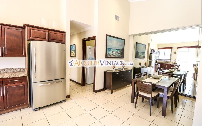 Penthouse amueblado de 2 habit. en San Rafael Escazú