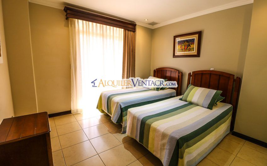 Penthouse amueblado de 2 habit. en San Rafael Escazú