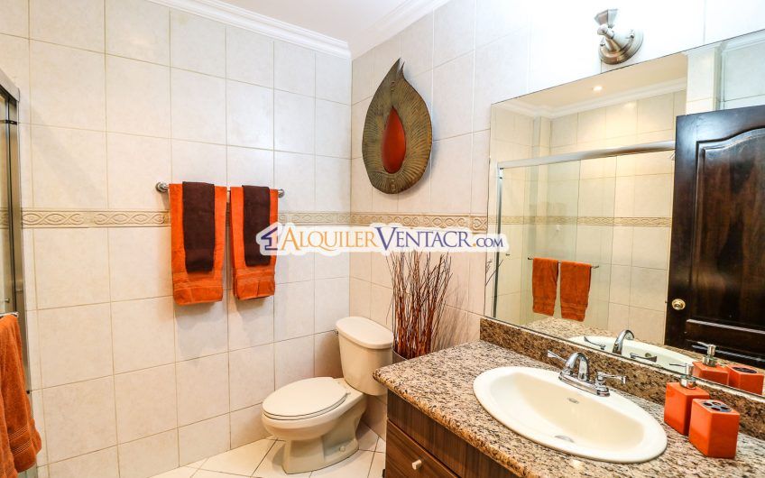 Penthouse amueblado de 2 habit. en San Rafael Escazú