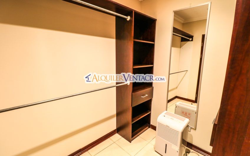 Penthouse amueblado de 2 habit. en San Rafael Escazú