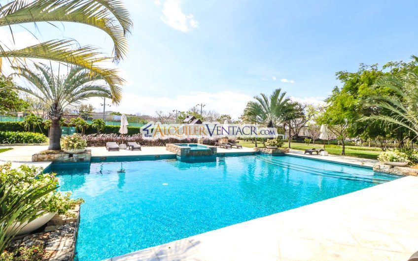 La Hacienda del Bosque Santa Ana Río Oro! Lote plano de 843 m2