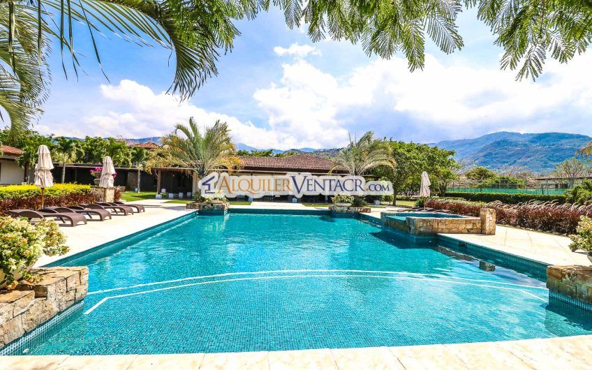 La Hacienda del Bosque Santa Ana Río Oro! Lote plano de 843 m2