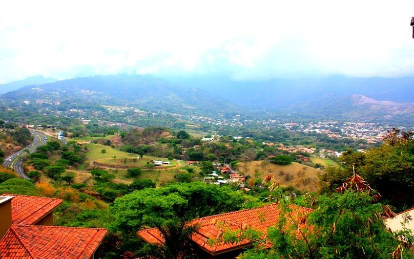 Villa Real Santa Ana! Condo de Un Nivel con full vistas